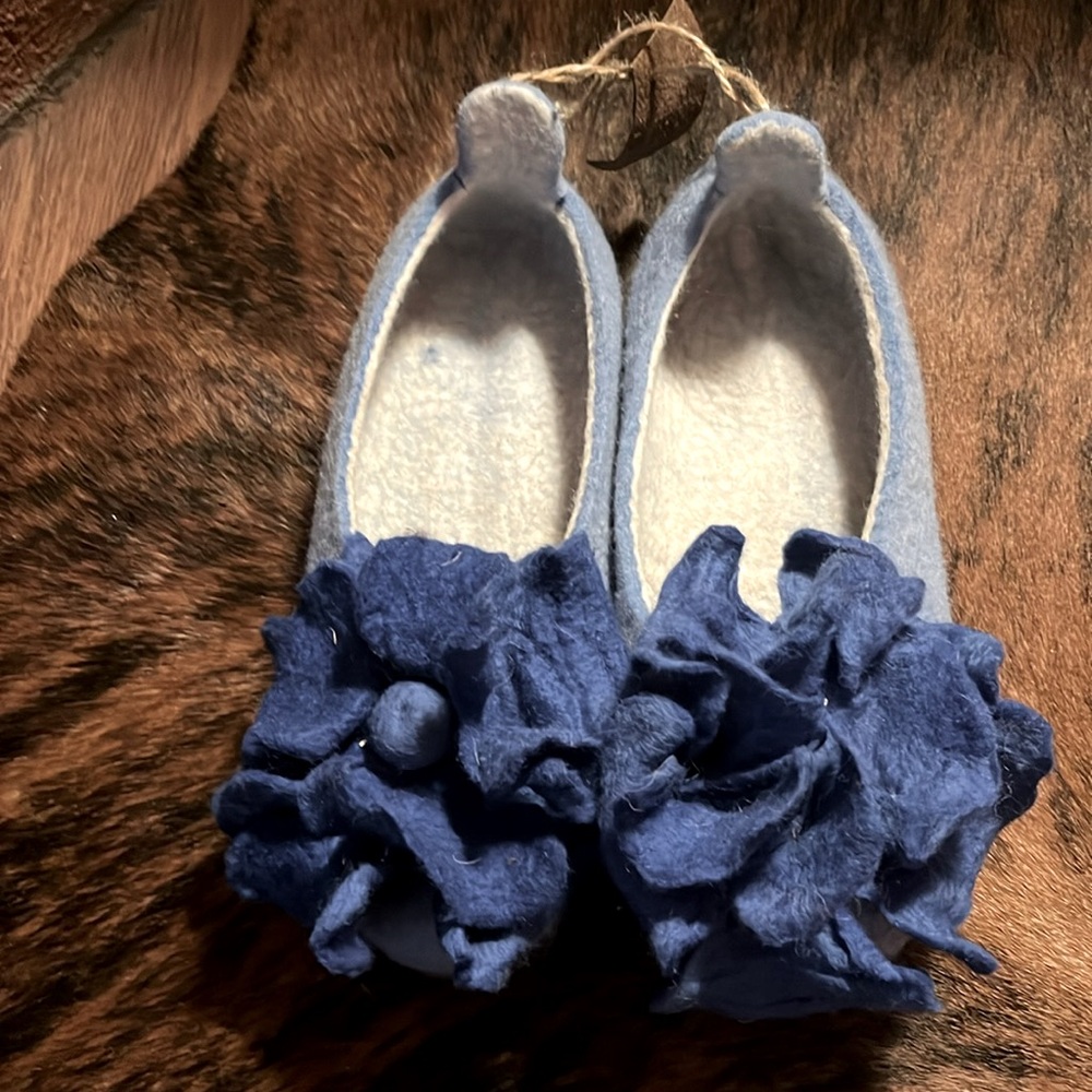Handmade wool blue felted slit, size 6 USA, new, leather sole